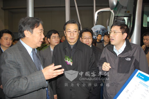 福田歐輝客車事業(yè)部劉國強副總經(jīng)理（右一）向參會領(lǐng)導介紹歐輝展車