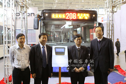 中國城市公共交通協(xié)會科學技術(shù)分會理事長李世豪和北京公交集團副總經(jīng)理馮幸福為福田歐輝新車揭幕