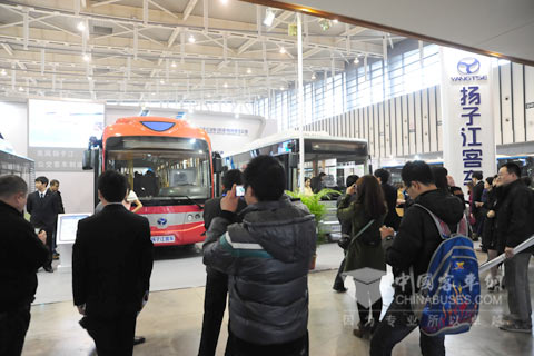人潮涌動(dòng)的揚(yáng)子江汽車(chē)展廳