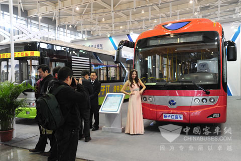 揚(yáng)子江汽車(chē)靚麗的模特