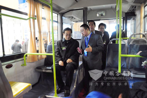 原國(guó)家建設(shè)部副部長(zhǎng)趙寶江試乘揚(yáng)子江純電動(dòng)城市客車(chē)