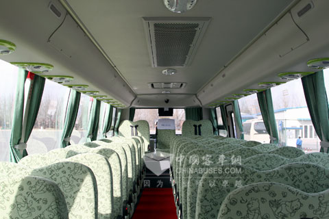 大金龍智慧校車從配件檢測、內(nèi)飾材料選擇等方面嚴(yán)格把控校車車內(nèi)空氣質(zhì)量