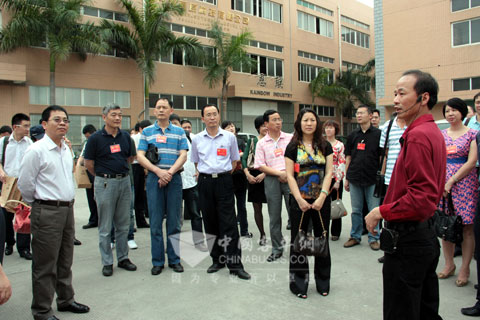 陳建來董事長（右）向來訪的集美區(qū)政協(xié)委員介紹學(xué)校校車管理經(jīng)驗(yàn)