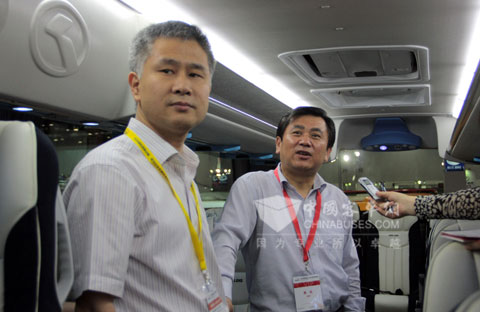 大金龍董事長谷濤向馮正霖副部長介紹大金龍車載電腦信息系統(tǒng)的先進功能