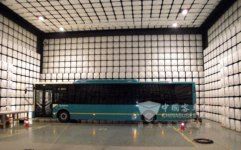 大金龍積極針對歐洲客戶需求開發(fā)產(chǎn)品，圖為XMQ6127J車型進(jìn)行歐盟整車型式認(rèn)證