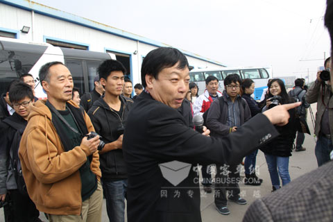 青年汽車集團(tuán)董事局主席總裁龐青年介紹5分鐘充電公交客車