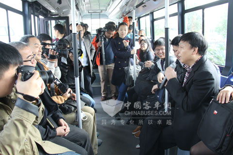 30多名媒體記者試乘快速充電青年電動(dòng)客車