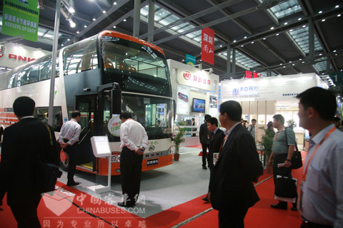 安凱將國(guó)內(nèi)首款純電動(dòng)雙層客車開進(jìn)高交會(huì)