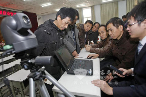 受捐學(xué)校代表操作計算機(jī)