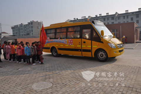 送音樂(lè)進(jìn)校園  安凱校車(chē)變身音樂(lè)使者