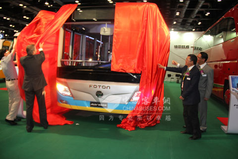 領(lǐng)導(dǎo)為福田歐輝BJ6123輪邊驅(qū)動純電動客車揭幕