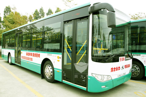 大金龍混合動力公交車助力"綠色環(huán)保，品質(zhì)昆明"