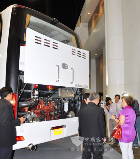 泰國用戶在大金龍展臺現(xiàn)場看車