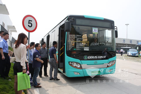 獲得純電動(dòng)車組金獎(jiǎng)的五洲龍F(tuán)DG6113EVG812米純電動(dòng)城市客車