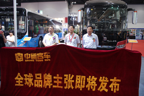 交通部科學(xué)研究院黨委書記王曉曼、中國公路學(xué)會客車分會理事長鄒虎嘯、中國道路運(yùn)輸協(xié)會常務(wù)副會長孔衛(wèi)國參加中通客車全球品牌主張發(fā)布儀式