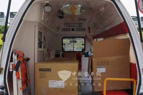 車內(nèi)配備有心電圖、除顫儀、呼吸機等多種醫(yī)療設備