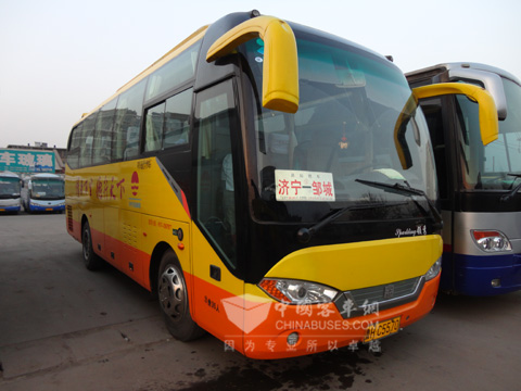 濟(jì)寧至鄒城線上的中通天然氣客車(chē)
