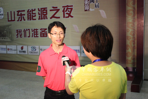 中通客車(chē)品牌文化部長(zhǎng)李篤生接受山東電視臺(tái)采訪