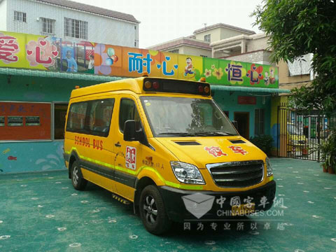 海格B照可駕龍駒校車(chē)在珠海金星幼兒園