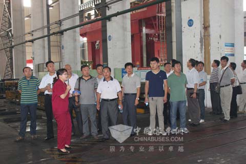江淮底盤營銷公司相關(guān)人員進(jìn)行詳細(xì)產(chǎn)品與技術(shù)解讀