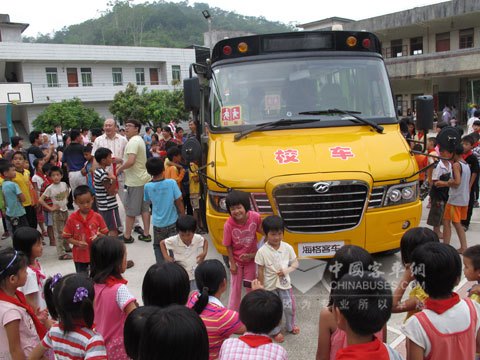 海格快樂(lè)校車開往廣東信宜