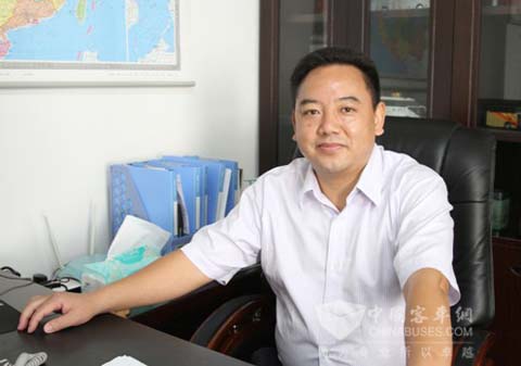 重慶旅景旅游汽車客運有限公司技安部經(jīng)理蔡世村接受記者采訪