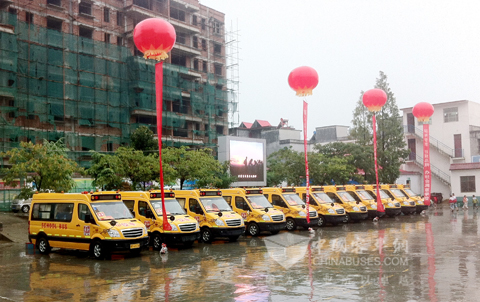 河南社旗留守兒童學(xué)校海格愛(ài)心校車