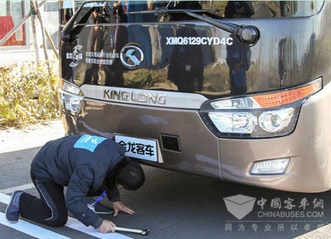 比賽開始選手進行發(fā)車前安全檢查