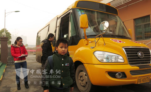 歐陽禾香和記者交流校車運(yùn)營(yíng)經(jīng)驗(yàn)