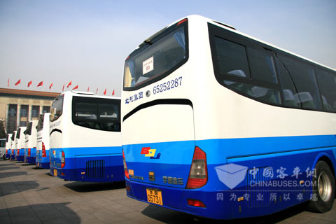 　　2014年3月3日，一年一度的全國(guó)兩會(huì)在北京隆重召開(kāi)，在這個(gè)舉世矚目的大舞臺(tái)上，為人大代表和政協(xié)委員提供服務(wù)的兩會(huì)用車自然也站在聚光燈下，成為北京人民大會(huì)堂前一道獨(dú)特風(fēng)景。作為提供兩會(huì)用車服務(wù)的老兵，宇通客車已經(jīng)連續(xù)10年服務(wù)兩會(huì)，在此前9年的服務(wù)歷程中憑借注重細(xì)節(jié)、創(chuàng)新跟蹤車輛運(yùn)行的保姆式服務(wù)保持著"零拋錨、零故障、萬(wàn)無(wú)一失"的成績(jī)，今年將再次以貫穿會(huì)前會(huì)中的保姆式服務(wù)踐行著對(duì)兩會(huì)的承諾。   　　據(jù)了解，此次承擔(dān)兩會(huì)保障服務(wù)的宇通客車共有55臺(tái)，是歷年宇通服務(wù)兩會(huì)用車中車輛最多的一次，車型是在歷年兩會(huì)上"服役"的宇通ZK6127H、ZK6908H和萊茵之星ZK6120R41。這些車外觀時(shí)尚大氣，內(nèi)部裝飾豪華，集安全性、舒適性、環(huán)保性，以及美觀性為一體，曾在黨的十八大和北京奧運(yùn)會(huì)等重大活動(dòng)中表現(xiàn)十分出色，得到首汽、北汽和新月三家客運(yùn)企業(yè)的一致肯定和好評(píng)。   　　服務(wù)全國(guó)兩會(huì)的宇通客車   　　會(huì)前準(zhǔn)備工作精細(xì)入微   　　為了做好兩會(huì)服務(wù)保障工作，宇通在會(huì)前已集結(jié)了包括服務(wù)站在內(nèi)的30余人，做好了所有服務(wù)包括備件的準(zhǔn)備工作，一車一單，誰(shuí)檢查誰(shuí)處理誰(shuí)簽字，建立責(zé)任可倒查的追究機(jī)制，確保了所有參會(huì)車輛的完好狀態(tài)。   　　"今年宇通兩會(huì)用車的服務(wù)人員很多，首汽、北汽、新月的服務(wù)站人員，包括宇通在北京的全部服務(wù)人員都上了。"李正卿表示："我們?cè)诿總€(gè)代表和委員駐地都有點(diǎn)，每個(gè)點(diǎn)都至少有1個(gè)專職人員，進(jìn)行點(diǎn)到點(diǎn)服務(wù)，每天都要在現(xiàn)場(chǎng)，還要做非常多的應(yīng)急預(yù)案來(lái)應(yīng)對(duì)可能的突發(fā)狀況。"   　　在備件保障上，針對(duì)上會(huì)車型，宇通至少是N+1的備件儲(chǔ)備，會(huì)議期間還有一輛備件應(yīng)急車隨時(shí)待命。"現(xiàn)在所有的備件都已經(jīng)在中心庫(kù)和服務(wù)站了，而且備件我們平時(shí)就準(zhǔn)備得很充足。"李正卿說(shuō)："其實(shí)以往年的情況來(lái)看，這些備件都沒(méi)有用上，因?yàn)橹暗臏?zhǔn)備工作都做得很細(xì)了，所以會(huì)議期間就不需要了。但是為了以防萬(wàn)一，該準(zhǔn)備的還是要準(zhǔn)備。"   　　宇通客車以保姆式服務(wù)保障暢行無(wú)憂   　　另外，"檢查項(xiàng)目比往年更細(xì)"是李正卿對(duì)今年兩會(huì)服務(wù)工作的感受之一，除了常規(guī)的安全檢查外，宇通保障團(tuán)隊(duì)還會(huì)仔細(xì)檢查座椅、乘客門(mén)、電磁閥、暖風(fēng)、傳動(dòng)軸、電瓶等附屬件和有可能影響行駛的重點(diǎn)部位。   　　會(huì)中跟蹤服務(wù)隨叫隨到   　　兩會(huì)期間，宇通服務(wù)人員配合首汽、北汽、新月對(duì)全部參會(huì)車輛進(jìn)行一日三檢，，點(diǎn)到點(diǎn)服務(wù)，出現(xiàn)問(wèn)題3分鐘內(nèi)到達(dá)車輛現(xiàn)場(chǎng)，確保及時(shí)快速解決，并記錄每天的車輛運(yùn)行情況。。   　　今年宇通需要服務(wù)廣西大廈、河南大廈、北京飯店、金霖飯店、鐵道大廈等9處人大、政協(xié)代表駐地。為確保服務(wù)品質(zhì)，宇通派出專業(yè)人員定點(diǎn)跟蹤車輛運(yùn)行，服務(wù)保障體系全天24小時(shí)待命，隨叫隨到，如遇故障可以第一時(shí)間快速趕到并及時(shí)進(jìn)行處理。每位駐地服務(wù)人員每天都要主動(dòng)向負(fù)責(zé)人匯報(bào)情況，保證兩會(huì)服務(wù)保障工作圓滿完成。周到細(xì)致的跟蹤服務(wù)不僅體現(xiàn)了宇通人強(qiáng)烈的責(zé)任意識(shí)和嚴(yán)謹(jǐn)?shù)墓ぷ鲬B(tài)度，也從行動(dòng)上傳遞出宇通人對(duì)全國(guó)兩會(huì)的高度關(guān)注和鼎力支持。   　　對(duì)于宇通而言，服務(wù)"兩會(huì)"既是光榮的使命，又是一次對(duì)企業(yè)實(shí)力的全面檢閱。"兩會(huì)"服務(wù)用車對(duì)車輛品質(zhì)和安全等方面都有嚴(yán)格的要求，需要綜合考慮品牌形象、產(chǎn)品性能、服務(wù)能力等指標(biāo)，通過(guò)層層篩選才能最終確定。目前宇通已經(jīng)連續(xù)10年被選中服務(wù)"兩會(huì)"，充分體現(xiàn)了企業(yè)的強(qiáng)大實(shí)力以及產(chǎn)品所受到的信賴和廣泛認(rèn)可。相信2014年，宇通將用優(yōu)質(zhì)的客車和服務(wù)為"兩會(huì)"的順利召開(kāi)保駕護(hù)航，在這場(chǎng)事關(guān)國(guó)家未來(lái)發(fā)展的大會(huì)中充分展現(xiàn)出中國(guó)客車領(lǐng)導(dǎo)品牌的獨(dú)有風(fēng)采。