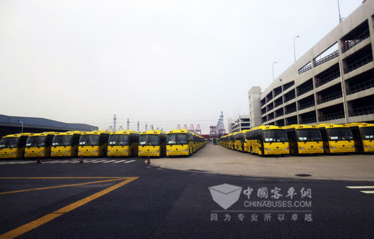 446臺9米申龍校車?？吭谏虾Ｆ謻|新區(qū)海通新汽車碼頭廣場上整裝待發(fā)