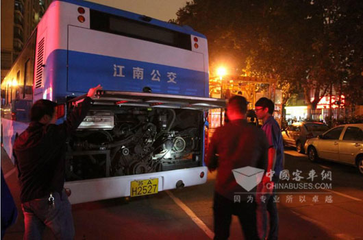 大金龍專項(xiàng)小組對上線車輛每晚一查二審驗(yàn)