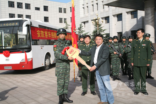 安凱客車副總經(jīng)理許樹生向獵鷹突擊隊(duì)隊(duì)長交接車鑰匙