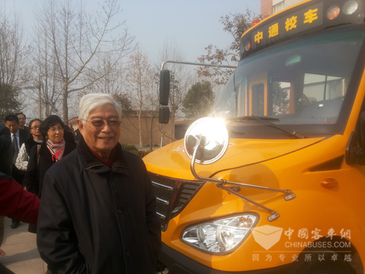 中國(guó)教育學(xué)會(huì)名譽(yù)會(huì)長(zhǎng)顧明遠(yuǎn)與中通車(chē)留影
