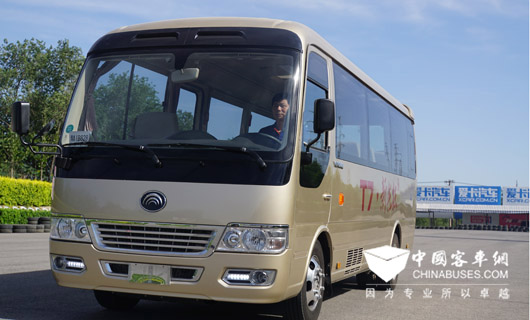 1、宇通T7車身圓潤飽滿，彰顯優(yōu)雅穩(wěn)重。