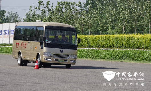 3、宇通T7優(yōu)越的防側滑技術讓乘客在復雜彎道和崎嶇路面也能體悅完美舒適感