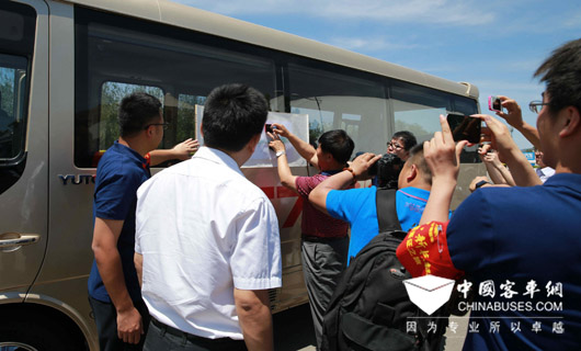 到場客戶代表熱情為T7可靠性品質(zhì)進行見證。