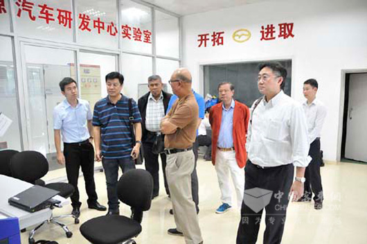 泰國代表團(tuán)參觀五洲龍新能源研發(fā)實(shí)驗(yàn)室