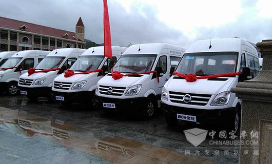 　交車儀式上的南京金龍D11純電動(dòng)商務(wù)車