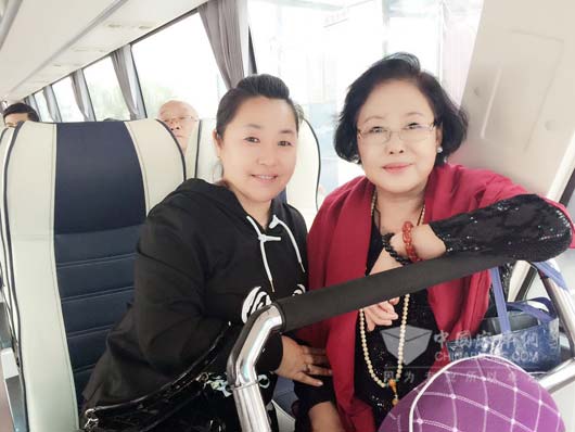 眾多明星都搭乘金旅客車（圖右一為斯琴高娃）