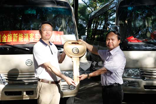 1 福建省機(jī)關(guān)事務(wù)管理局車(chē)輛管理處周新華處長(zhǎng)（左）從廈門(mén)金龍旅行車(chē)有限公司國(guó)內(nèi)銷(xiāo)售總監(jiān)賴志藝（右）手中接過(guò)金鑰匙