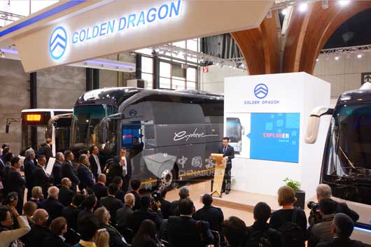 金旅海外銷售公司總經理江永輝在發(fā)布會上介紹新車及理念
