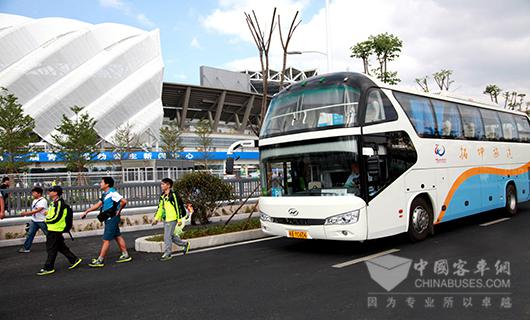 海格客車在青運(yùn)會(huì)開(kāi)幕式舉辦地奧體中心