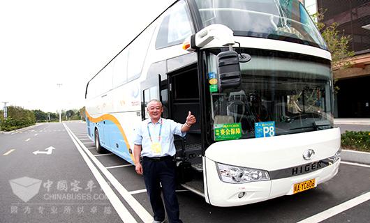 吳樹群師傅和他的海格客車一起為青運(yùn)會(huì)加油助力