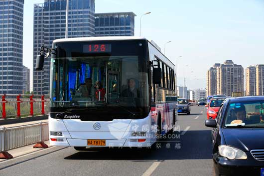 去年投入使用的126路金旅純電動(dòng)公交車