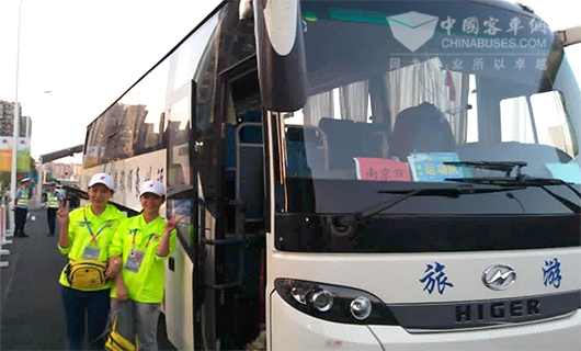 青運(yùn)會(huì)志愿者同海格客車合影