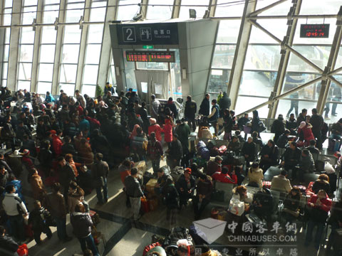 北京六里橋長途客運(yùn)站乘客候車情景