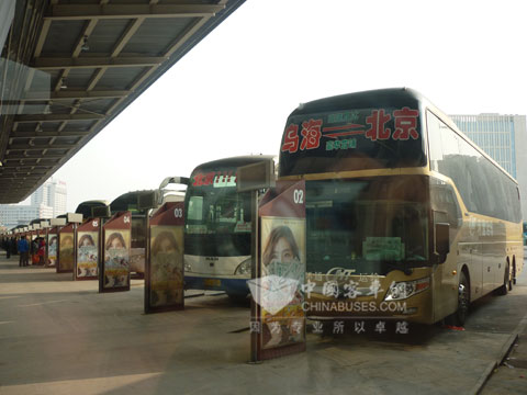北京六里橋長途客運(yùn)站準(zhǔn)備護(hù)送乘客回家的客車