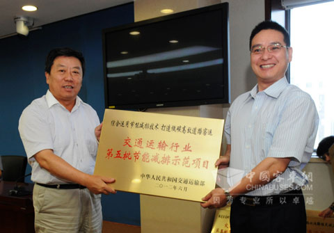 交通運(yùn)輸部副部長(zhǎng)高宏峰向常運(yùn)集團(tuán)副總經(jīng)理黃細(xì)富授牌