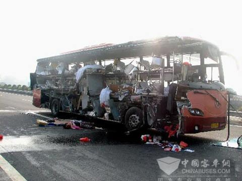 2006年6月20日，一輛由青島開往杭州的臥鋪大客車，因駕駛員疲勞駕駛，在滬杭甬高速公路杭州段與一輛同方向行駛的大貨車相撞，造成大客車上的4人當場死亡，14人受傷。